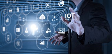 Ar (Augmented Reality) Internet of Things (çok) teknolojisiyle Vr kontrol panelinde. bir şeyler gösteriyor olarak açık bir el ile iş adamı kavramı