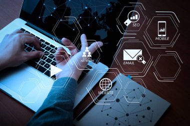 Dijital medya pazarlama (Web sitesi reklam, e-posta, sosyal ağ, Seo, video, mobil app) yeni modern bilgisayar ve iş stratejisi ve sosyal medya diyagramı kavram olarak çalışan sanal screen.businessman elinde