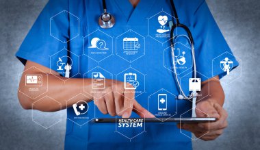 Sağlık sistemi diyagramı sağlık kontrolü ve belirti Vr kontrol panelinde. Doku arka plan dijital bir tablet üzerinde çalışan doktor