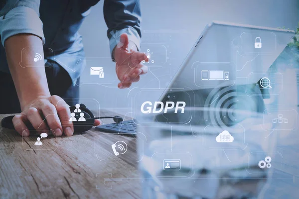 Gdpr 具有网络安全和隐私虚拟图的数据保护规则 男子使用 Voip 耳机与数字平板电脑对接智能键盘 概念交流 — 图库照片