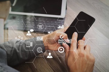 Sanal diyagramı tablosu ve çevrimiçi veya izni Pazar kavramı ile pazarlama iş gelen. Mobil ödeme online alışveriş, omni kanal, simge müşteri ağı, modern ofis ahşap Danışma kullanarak ele.