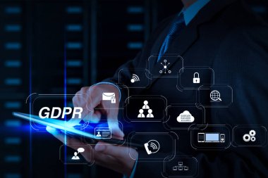 Gdpr. veri koruma yönetmeliği siber güvenlik ve gizlilik sanal diagram.businessman elle tablet bilgisayar ve sunucu Oda arka plan kullanarak