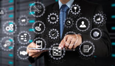 AR sanal ekran kontrol paneli simgeleri ile proje yönetimi planlama, bütçeleme, tablet bilgisayar ve sunucu Oda arka plan kullanarak communication.businessman el ile