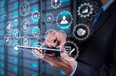 AR sanal ekran kontrol paneli simgeleri ile proje yönetimi planlama, bütçeleme, tablet bilgisayar ve sunucu Oda arka plan kullanarak communication.businessman el ile