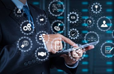 AR sanal ekran kontrol paneli simgeleri ile proje yönetimi planlama, bütçeleme, tablet bilgisayar ve sunucu Oda arka plan kullanarak communication.businessman el ile