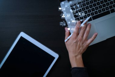 Ekran concept.cyber güvenlik Internet ve ağ kavramı sosyal medya ve pazarlama sanal simgeler. İşadamı el dizüstü bilgisayar ve dijital tablet ile çalışma