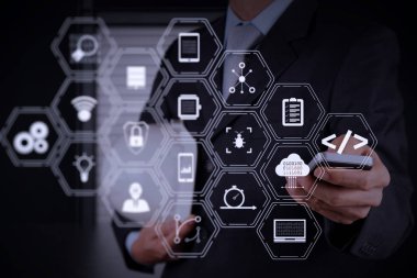 Yazılım geliştirici çalışma ile kodlama augmented gerçeklik kontrol paneli bilgisayar simgeleri scrum çevik geliştirme ve kod çatal ve sürüm oluşturma duyarlı cybersecurity.engineer işadamı el ile akıllı telefon kullanma.