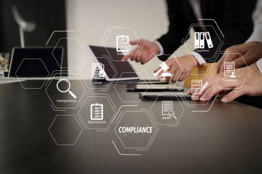 Düzenlemeler, hukuk, standartları, gereksinimleri ve audit.co çalışan takım toplantısı kavramı, akıllı telefon ve dijital tablet ve dizüstü bilgisayar kullanma modern office işadamı için uyum sanal diyagramı