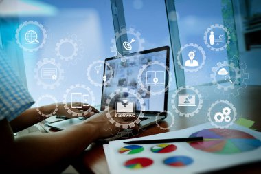  E-öğrenme bağlı Dişli çarkları ile akıllı telefon ve dijital tablet ve grafik iş diyagramı ve arka planda çalışan adam ile diyagram sanal dashboard.business belgeler ofis masası üzerinde bağlı                              