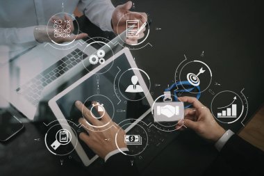 İş süreci yönetimi iş akışı Otomasyonu diyagram ve sanal flowchart.co çalışma vites ile takım toplantı kavramı, akıllı telefon ve dijital tablet ve dizüstü bilgisayarı ve ad etiketi kullanarak iş adamı.