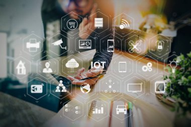 Ar (Augmented Reality) Internet of Things (çok) teknolojisiyle Vr kontrol panelinde. Akıllı klavye, kavram iletişim bağlantı dijital tablet bilgisayarınızla VoIP kulaklık kullanarak adamım, o çekmek, çağrı merkezi 
