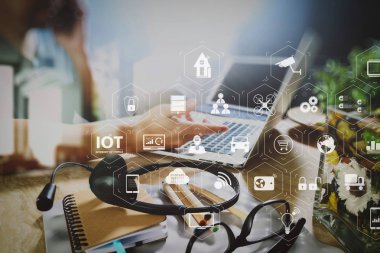 Ar (Augmented Reality) Internet of Things (çok) teknolojisiyle Vr kontrol panelinde. Akıllı klavye, kavram iletişim bağlantı dijital tablet bilgisayarınızla VoIP kulaklık kullanarak adamım, o çekmek, çağrı merkezi 