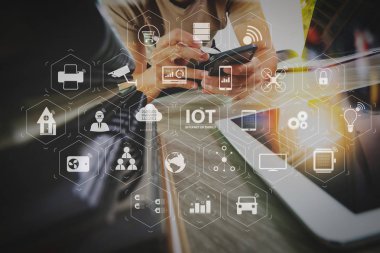 Ar (Augmented Reality) Internet of Things (çok) teknolojisiyle Vr kontrol panelinde. tasarımcı el ile dijital tablet ve laptop bilgisayar ve kitap yığını kavram olarak ahşap masa üzerinde çalışma
