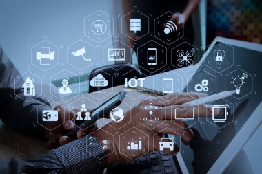 Ar (Augmented Reality) Internet of Things (çok) teknolojisiyle Vr kontrol panelinde. iki meslektaşım web Tasarımcısı veri ve dijital tablet klavye ve bilgisayar laptop akıllı telefon ile yerleştirme tartışıyor