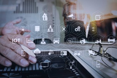Ar (Augmented Reality) Internet of Things (çok) teknolojisiyle Vr kontrol panelinde. İşadamı concep olarak iş arkadaşları ve iş stratejisi dijital Katman efektini ofis ile tanıtım yapma