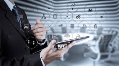 Ar (Augmented Reality) Internet of Things (çok) teknolojisiyle Vr kontrol panelinde. işadamı başarı onun tahta Oda arka tablet bilgisayar ile çalışma