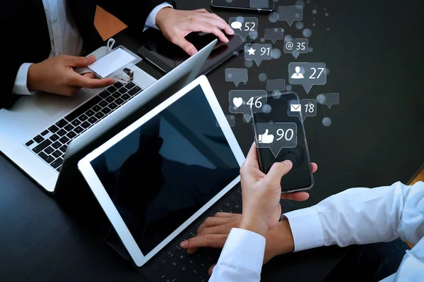 Sociala Medier Och Marknadsföring Virtuella Ikoner Skärmen Concept Arbetande Team — Stockfoto
