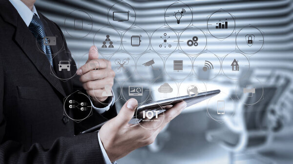 Технология Internet of Things (IOT) с AR (Augmented Reality) на приборной панели VR. business man success working with tablet computer his board room background
