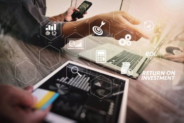 Yatırım getirisi getirisi yatırım göstergesi iş geliştirmek için sanal tablosu içinde. İş takım toplantısı mevcut. Fotoğraf profesyonel yatırımcı yeni başlangıç projesi ile çalışma. Finans Yöneticileri Toplantısı.