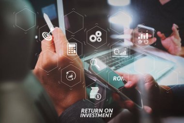 Yatırım getirisi getirisi yatırım göstergesi iş geliştirmek için sanal tablosu içinde. onun takım yapmak yeni proje studio ile çalışma web sitesi grafik tasarımcı el. Modern dizüstü ekran dijital tablet akıllı telefon genişletmek.