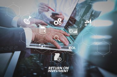 Yatırım getirisi getirisi yatırım göstergesi iş geliştirmek için sanal tablosu içinde. İş takım toplantısı mevcut. Fotoğraf profesyonel yatırımcı yeni başlangıç projesi ile çalışma. Finans Yöneticileri Toplantısı