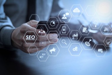 Mobil Web sitesi ve açılış sayfası sanal diagram.of işadamı modern ofis ahşap masa üzerinde cep telefonu ve gözlük camı çalışma ile Web sitesi için SEO Optimizasyon 