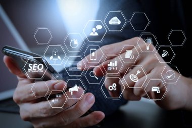 Mobil Web sitesi ve açılış sayfası sanal diagram.businessman el cep telefonu ve laptop ve dijital tablet bilgisayar modern ofis çalışma ile Web sitesi için SEO Optimizasyon 