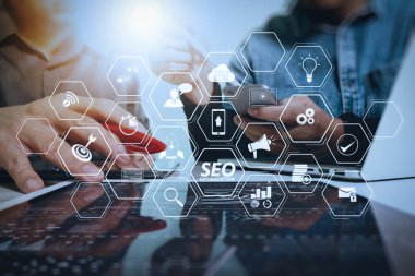 Mobil Web sitesi ve açılış sayfası sanal diyagramı ile Web sitesi için SEO optimizasyonu. İş takım toplantısı mevcut. Fotoğraf profesyonel yatırımcı yeni başlangıç projesi ile çalışma. Finans Yöneticileri Toplantısı.