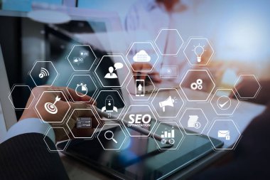 Mobil Web sitesi ve açılış sayfası sanal diyagramı ile Web sitesi için SEO optimizasyonu. İş takım toplantısı mevcut. Fotoğraf profesyonel yatırımcı yeni başlangıç projesi ile çalışma. Finans Yöneticileri Toplantısı.