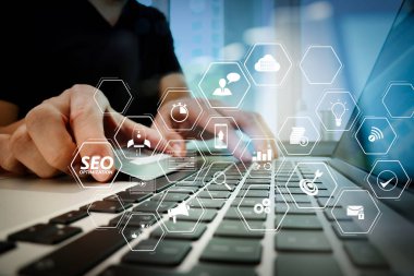 Mobil Web sitesi ve açılış sayfası sanal diyagramı ile Web sitesi için SEO optimizasyonu. dizüstü bilgisayar kullanarak ve kredi kartı Online alışveriş kavram olarak tutan eller