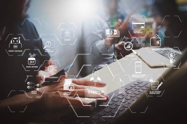 Finans Teknolojileri akış çizelgesi ve temel gelir araştırma cryptocurrency blockchain başlangıç tek boynuzlu at kripto para sanal diyagramı ile. Coworking işlemi, girişimci ekibi yaratıcı Ofis mekanları çalışıyor. 