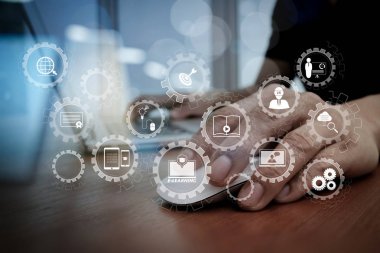 E-öğrenme bağlı Dişli çarkları ile diyagram sanal dashboard.business adam el ahşap des diyagramda sosyal medya ile dizüstü bilgisayar üzerinde çalışan bağlı