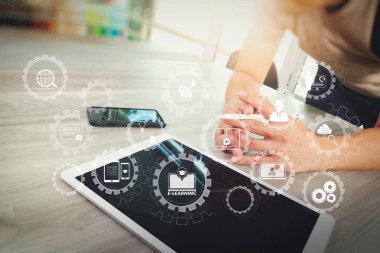 E-öğrenme bağlı Dişli çarkları ile bağlı diyagramı sanal dashboard.top görme tasarımcı el dijital tablet bilgisayar ve akıllı telefon duyarlı web tasarım konsepti olarak ahşap masa üzerinde çalışma