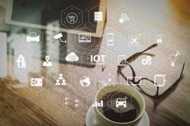 Ar (Augmented Reality) Internet of Things (çok) teknolojisiyle Vr kontrol panelinde. Kahve fincanı ve dijital tablo yerleştirme akıllı klavye, Gözlük, stylus kalem ahşap tablo, filtre efekti