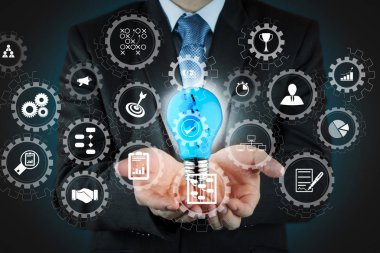 AR sanal ekran kontrol paneli simgeleri ile proje yönetimi planlama, bütçeleme, communication.businessman el gösterir ışık ve bulmaca ortaklık ile