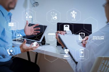 Sağlık sistemi diyagramı sağlık kontrolü ve belirti Vr kontrol panelinde. Tıp doktoru beyaz tek tip elbise ceket danışmanlık iş adamı hasta hastane profesyonellik kavram olarak sınav olan 