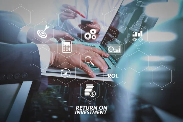 Yatırım getirisi getirisi yatırım göstergesi iş geliştirmek için sanal tablosu içinde. İş takım toplantısı mevcut. Fotoğraf profesyonel yatırımcı yeni başlangıç projesi ile çalışma. Finans Yöneticileri Toplantısı