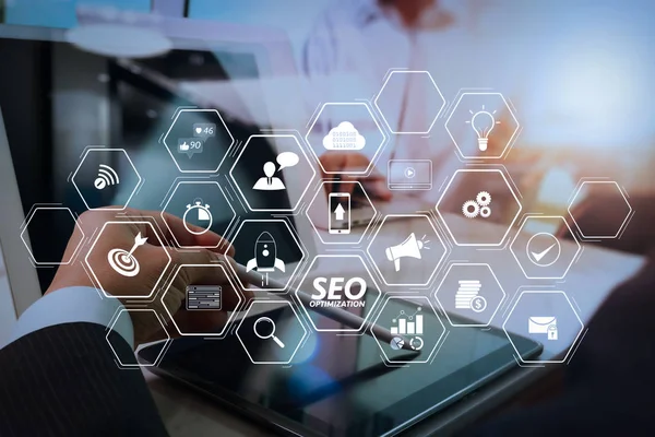 Mobil Web sitesi ve açılış sayfası sanal diyagramı ile Web sitesi için SEO optimizasyonu. İş takım toplantısı mevcut. Fotoğraf profesyonel yatırımcı yeni başlangıç projesi ile çalışma. Finans Yöneticileri Toplantısı.