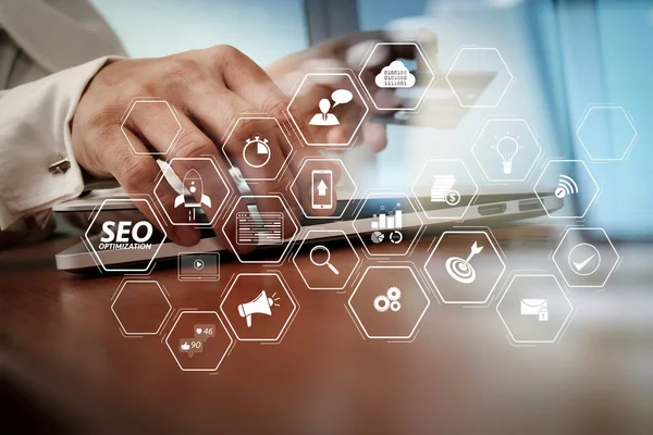 Mobil Web sitesi ve açılış sayfası sanal diagram.hands laptop ve holding kredi kartı Online alışveriş kavram olarak kullanarak Web sitesi için SEO Optimizasyon