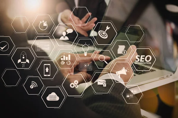 Mobil Web sitesi ve açılış sayfası sanal diyagramı ile Web sitesi için SEO optimizasyonu. İş takım toplantısı mevcut. Fotoğraf profesyonel yatırımcı yeni başlangıç projesi ile çalışma. Finans Yöneticileri Toplantısı.