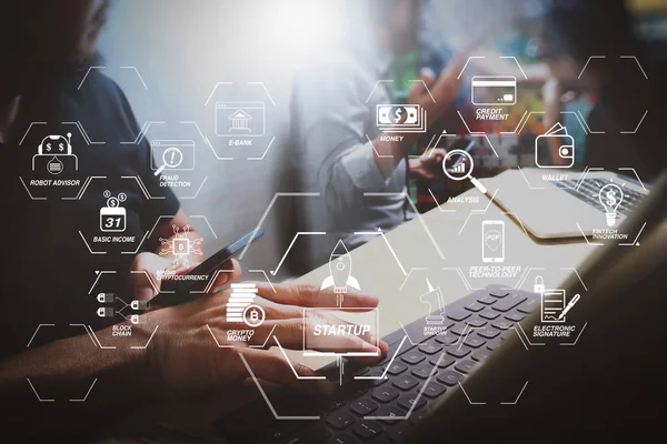 Finans Teknolojileri akış çizelgesi ve temel gelir araştırma cryptocurrency blockchain başlangıç tek boynuzlu at kripto para sanal diyagramı ile. Coworking işlemi, girişimci ekibi yaratıcı Ofis mekanları çalışıyor. 