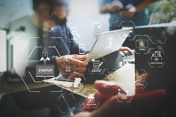 Finans Teknolojileri akış çizelgesi ve temel gelir araştırma cryptocurrency blockchain başlangıç tek boynuzlu at kripto para sanal diyagramı ile. Başlangıç programlama takım. Dijital tablet çalışma web sitesi Tasarımcısı klavye rıhtım.