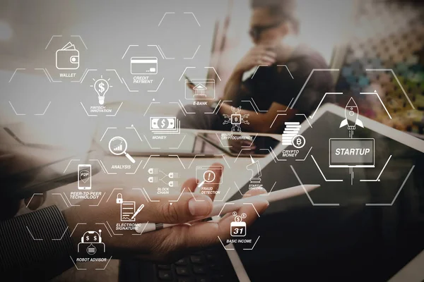 Finans Teknolojileri akış çizelgesi ve temel gelir araştırma cryptocurrency blockchain başlangıç tek boynuzlu at kripto para sanal diagram.two meslektaşım web tasarımcı veri tartışıyor ve dijital ile yerleştirme klavye tablet.