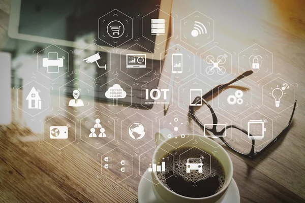 Ar (Augmented Reality) Internet of Things (çok) teknolojisiyle Vr kontrol panelinde. Kahve fincanı ve dijital tablo yerleştirme akıllı klavye, Gözlük, stylus kalem ahşap tablo, filtre efekti