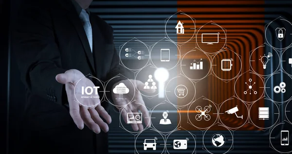 Ar (Augmented Reality) Internet of Things (çok) teknolojisiyle Vr kontrol panelinde. işadamı kavramı ve kopya alanı olarak bir anahtar deliği şeklinde bir kapı açık el