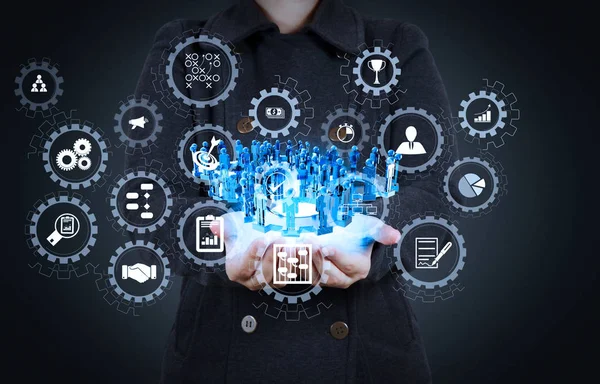 AR sanal ekran kontrol paneli simgeleri ile proje yönetimi planlama, bütçeleme, tablet bilgisayar kullanarak communication.businesswoman ile sosyal ağ kavramı gösterir