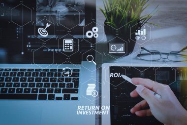 Yatırım getirisi getirisi yatırım göstergesi iş geliştirmek için sanal tablosu içinde. işadamı el Stylus kalem ve dijital tablet bilgisayar ve Not Not ve dizüstü bilgisayar çalışma. 