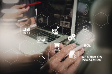 Yatırım getirisi getirisi yatırım göstergesi iş geliştirmek için sanal tablosu içinde. onun takım yapmak yeni proje studio ile çalışma web sitesi grafik tasarımcı el. Modern dizüstü ekran dijital tablet akıllı telefon genişletmek.
