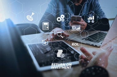 Yatırım getirisi getirisi yatırım göstergesi iş geliştirmek için sanal tablosu içinde. İş takım toplantısı mevcut. Fotoğraf profesyonel yatırımcı yeni başlangıç projesi ile çalışma. Finans Yöneticileri Toplantısı.