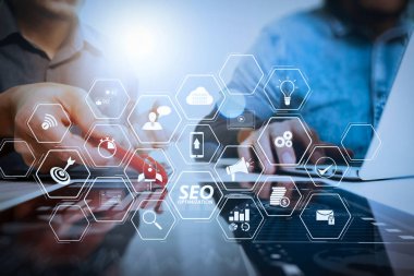 Mobil Web sitesi ve açılış sayfası sanal diagram.website grafik tasarımcı el yeni proje modern studio ile çalışma ile Web sitesi için SEO optimizasyonu. Ahşap masa modern dizüstü dijital tablet akıllı telefon.